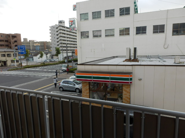 View. In front a convenience store!