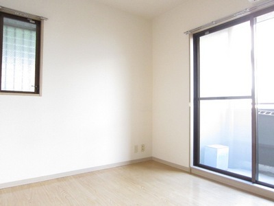 Living and room. We are using a photo of the same type in reference.