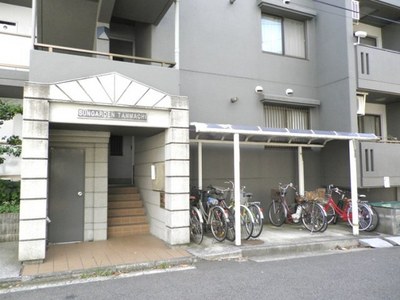 Entrance. We are using a photo of the same type in reference.