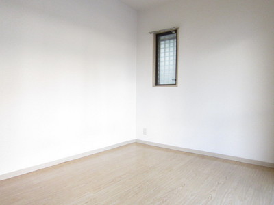 Living and room. We are using a photo of the same type in reference.