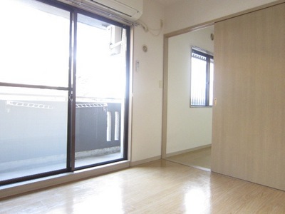 Living and room. We are using a photo of the same type in reference.