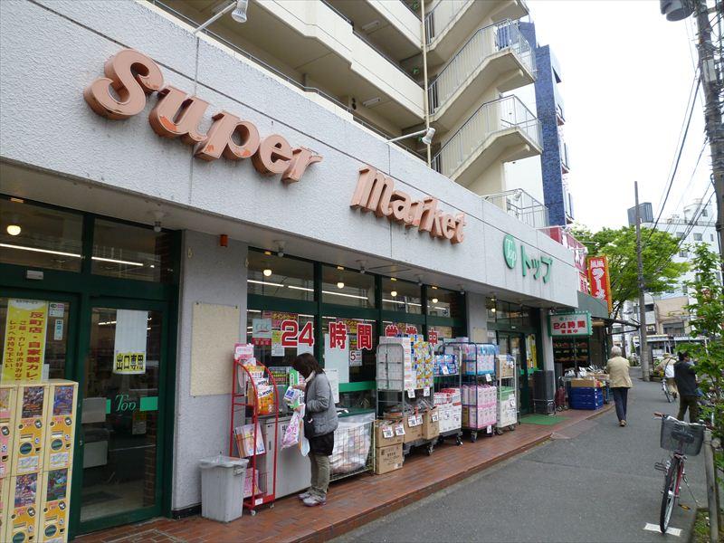 Shopping centre. Supermarket 160m to the top