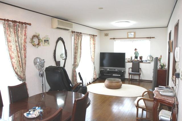 Living. Since the living room is about 15 quires and wide, You can use comfortably. Massage is now chair (Utsurru black chair on the left side), While watching TV, Relax and Mars. 