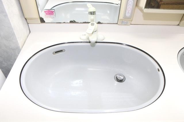Wash basin, toilet. left