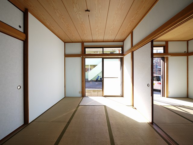 Living and room. Japanese-style pale blue walls settle down.