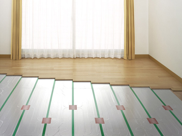 Living.  [TES hot water floor heating] Living a floor heating system that gently warm from feet ・ It was established in dining. (Same specifications)