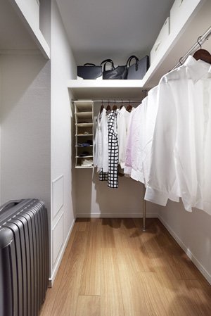 Receipt.  [Large storage that can store plenty] Including the walk-in closet, Western style room ・ Family cloak that can be used from both sides of the corridor Ya, Multi cloak of entrance, Closet, etc., We have prepared a variety of storage space for each type. (The photo shows a walk-in closet)