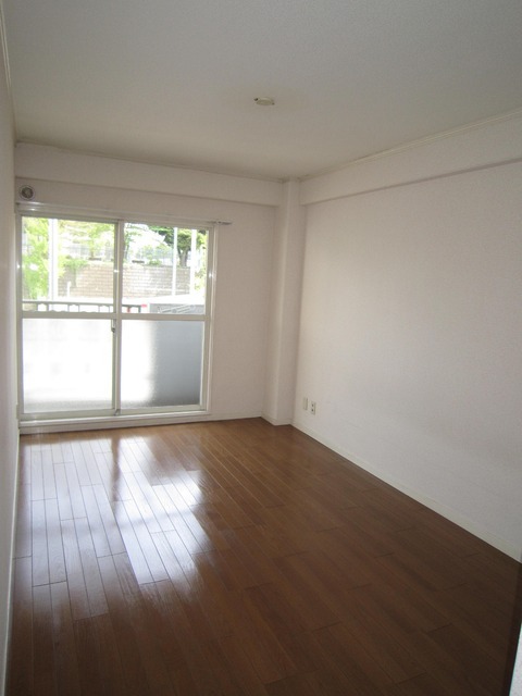 Other room space. Day is good on the south-facing