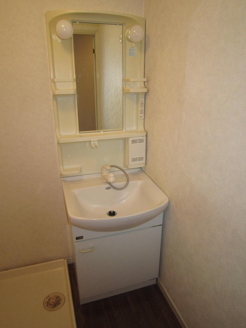 Washroom. Independent wash basin