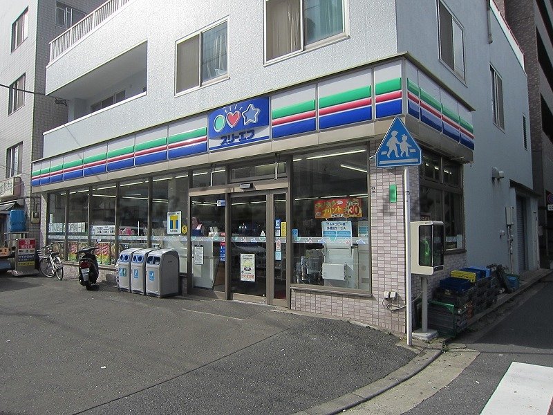 Convenience store. Three F Yokohama central market store up (convenience store) 60m