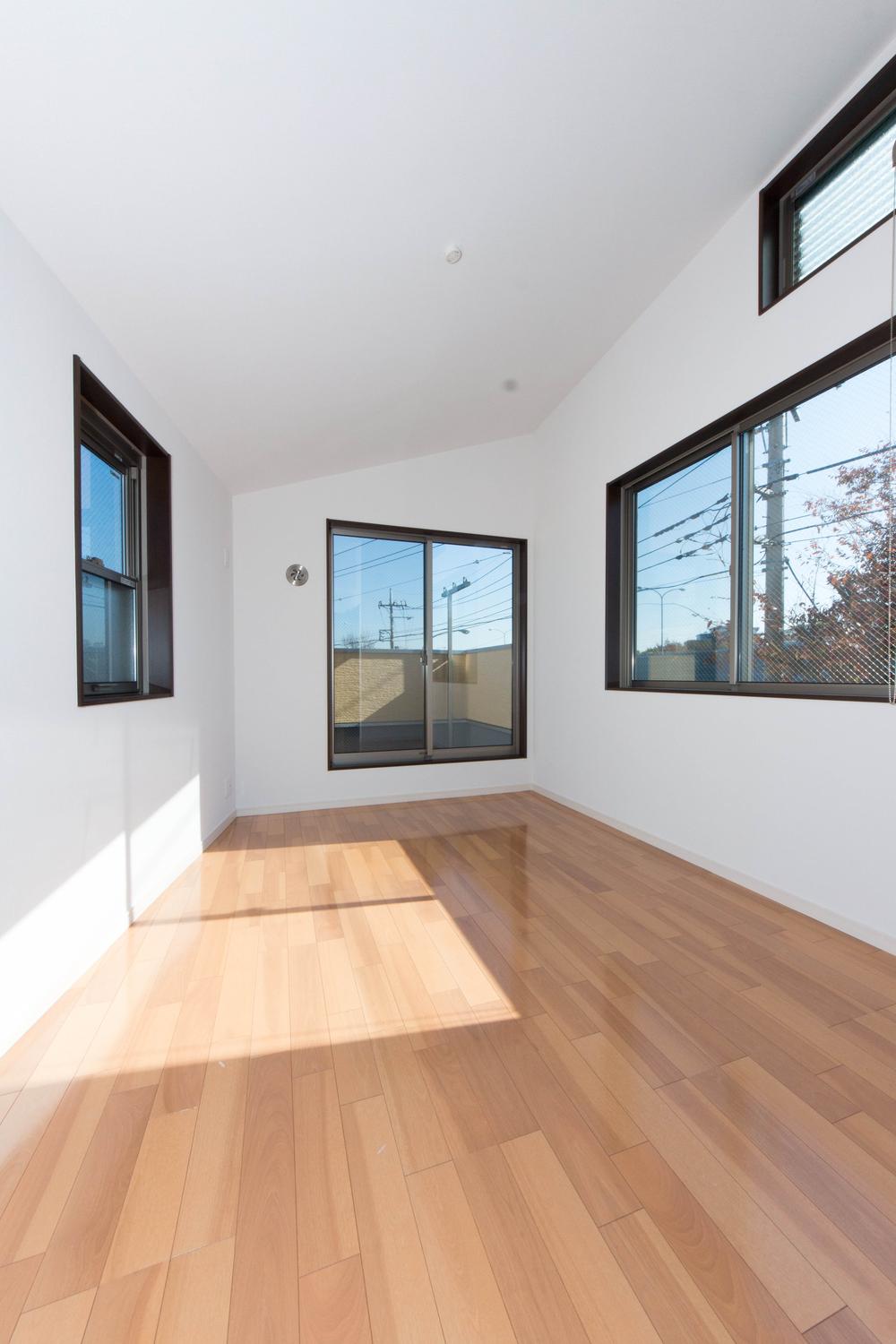 Non-living room. High-ceilinged bright living room