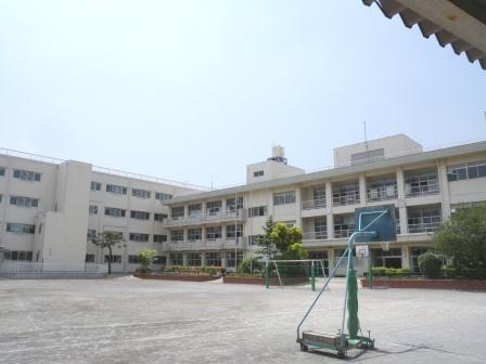 Primary school. 550m to Yokohama Municipal Shirahata Elementary School