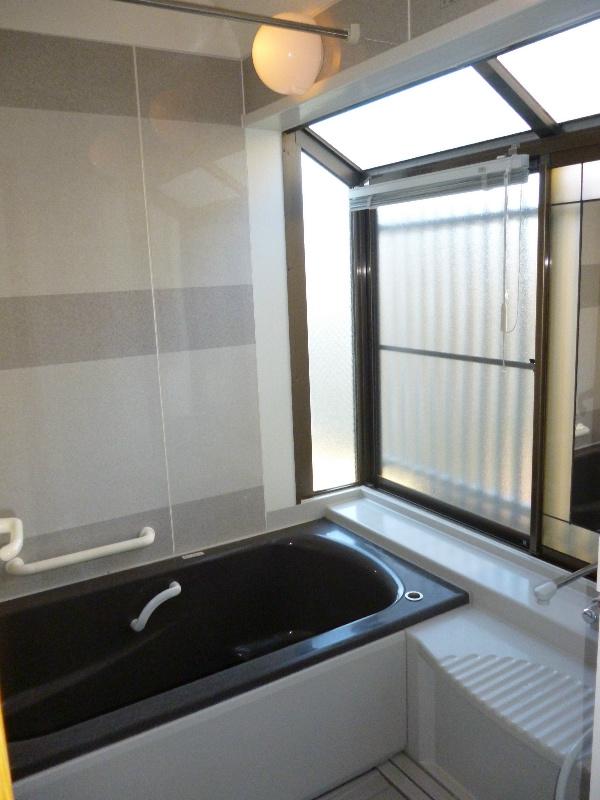Bathroom. Bright bathroom with a large bay window