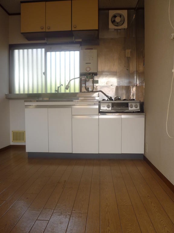 Kitchen. Same building Separate reference photograph