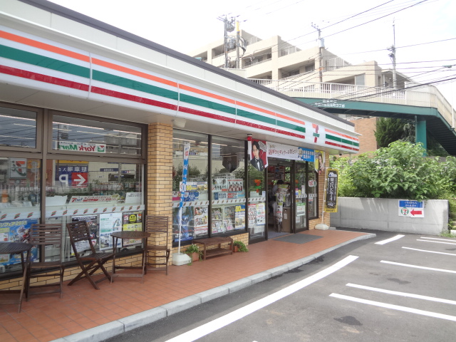 Convenience store. 302m to Seven-Eleven Matsumi cho store (convenience store)