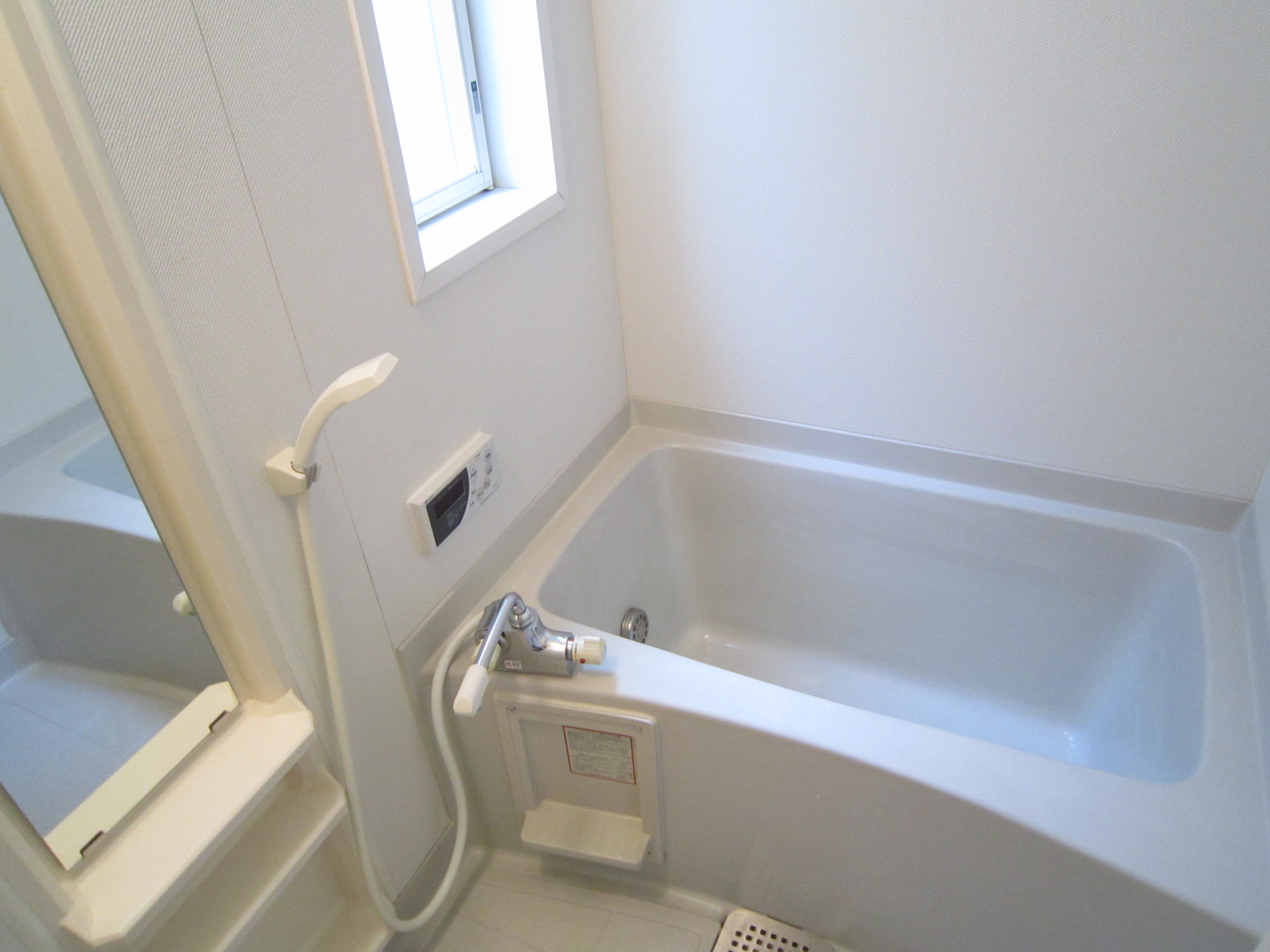 Bath. With add-fired function [There is a window in the bathroom]