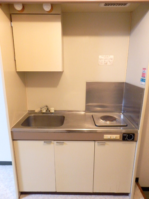 Kitchen. It will be changed to 1-neck IH stove after residents. 