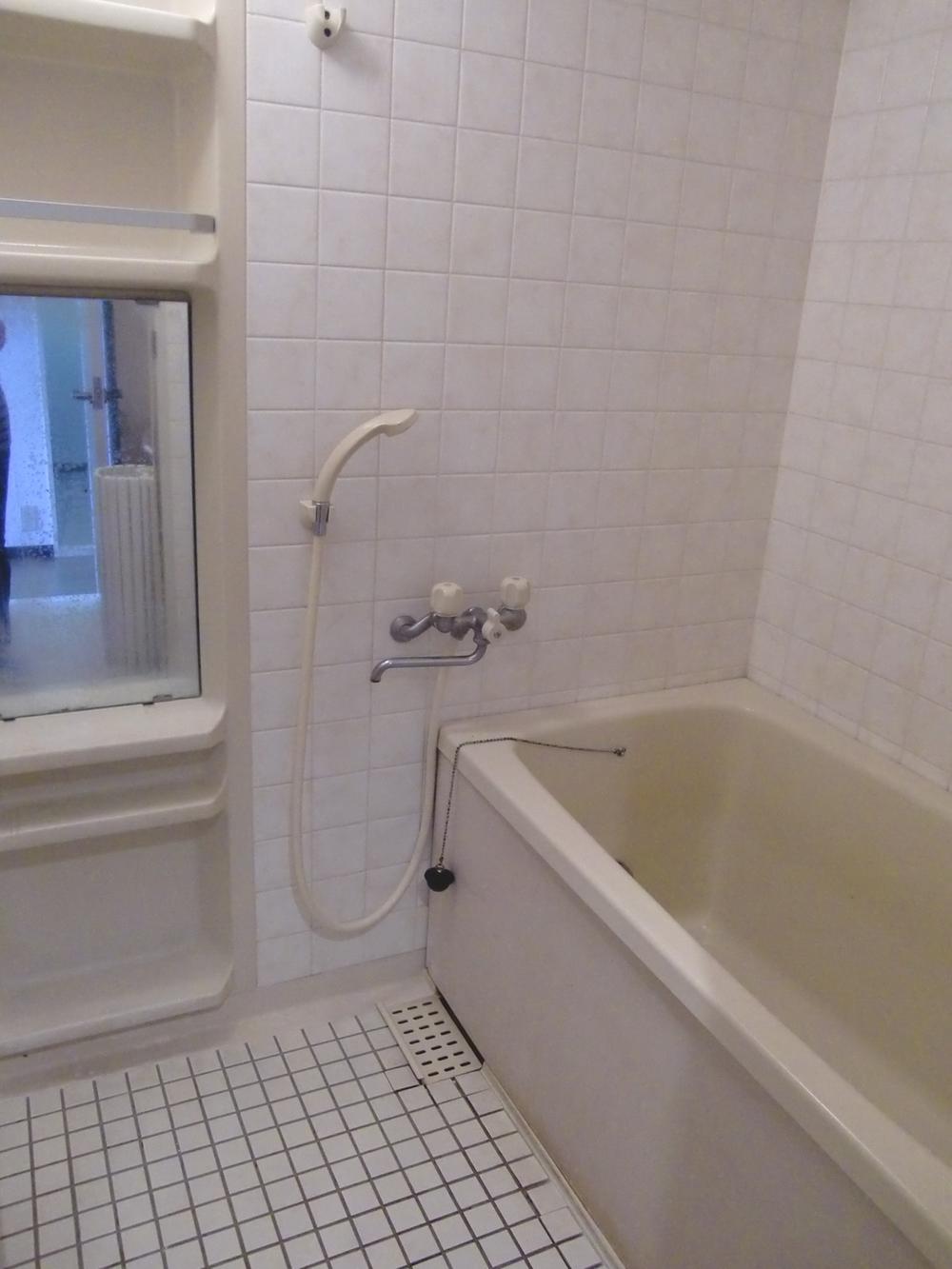 Bathroom. Indoor (07 May 2013) Shooting