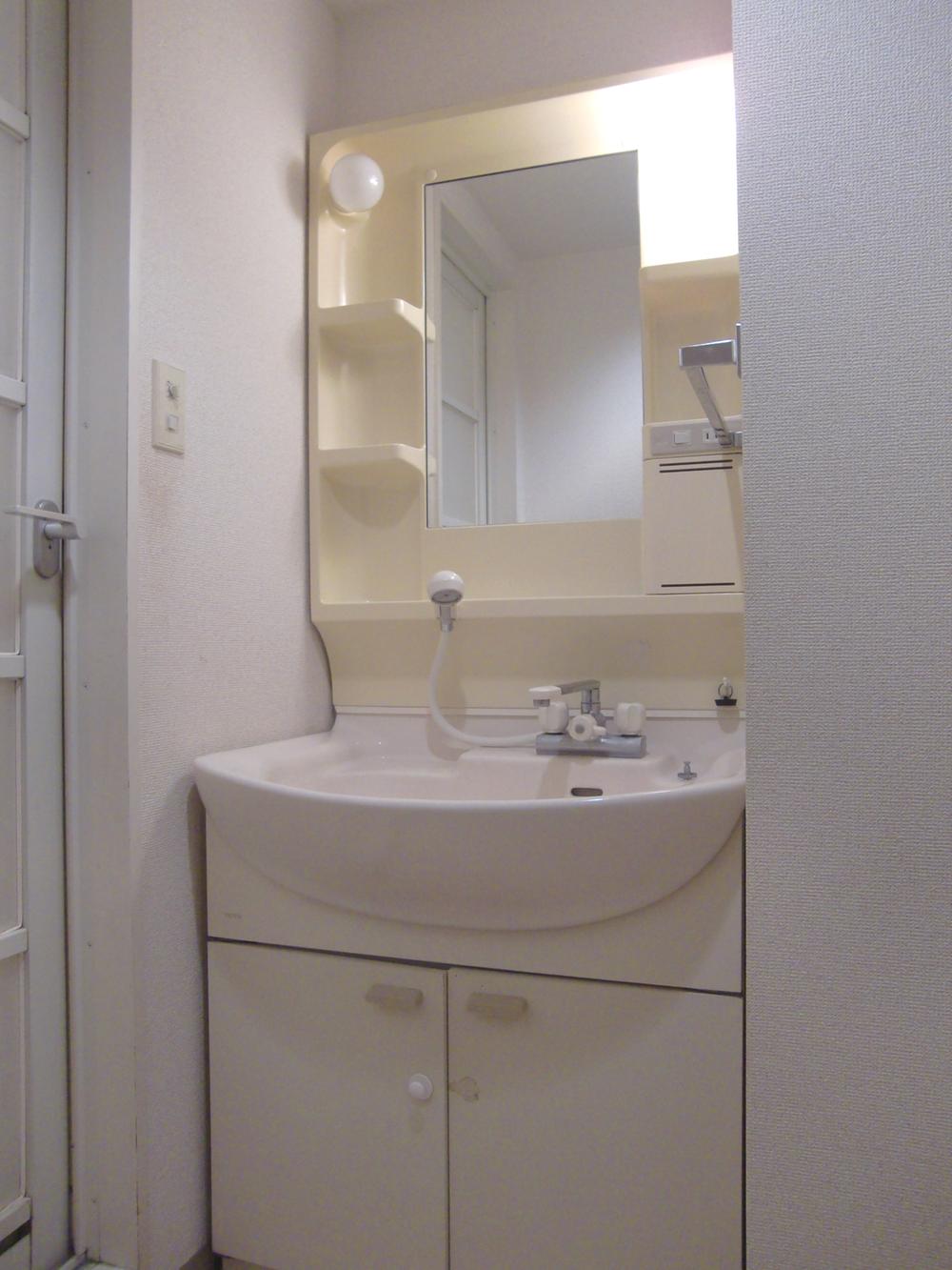 Wash basin, toilet. Indoor (07 May 2013) Shooting