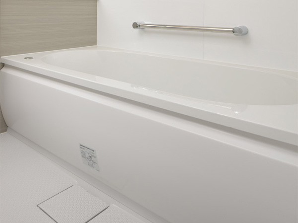 Bathing-wash room.  [Low-floor bathtub] Friendly bathing in the direction of small children and elderly, Was low straddle sales to the bathtub has adopted a low-floor bathtub. (Model Room A type / August 2012 shooting)