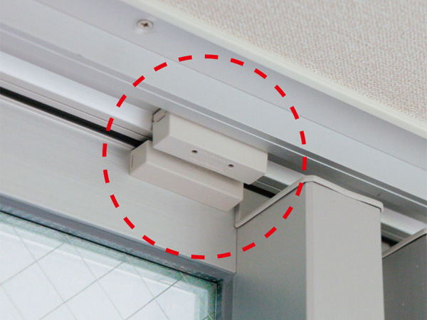 Security.  [Security sensors] Entrance door and windows at the time of crime prevention set (Fix window ・ Installing a security sensor with the exception of surface lattice with a window) is activated when it is tampered with. Prevent suspicious person of intrusion, It is safe at the time of going out or going to bed. (Same specifications)