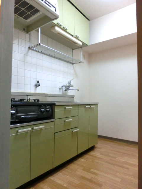 Kitchen. Cute retro emerald green!