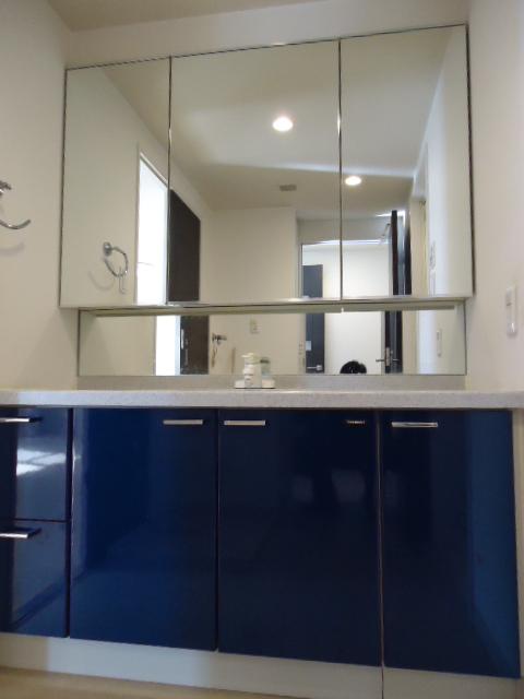 Wash basin, toilet. With three-sided mirror vanity