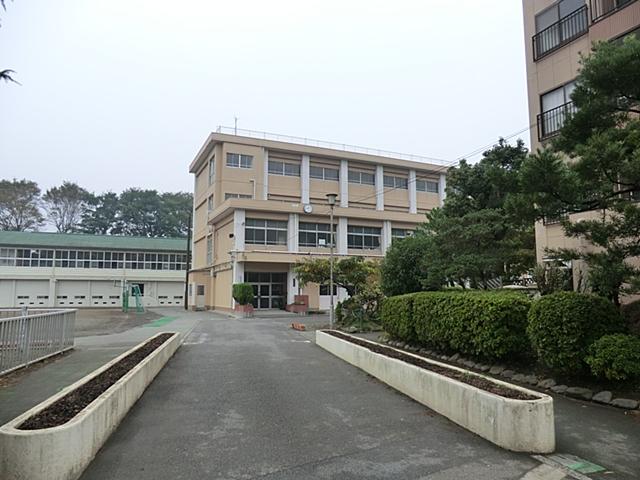 Primary school. Also because it is your local school of 600m every day to Yokohama Municipal Mitsuzawa Elementary School, It is safe