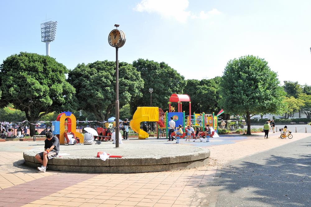 park. There is a 1500m spacious playground to Mitsuzawa park, This park is also recommended to the running course