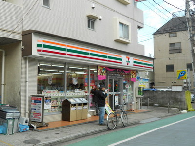 Convenience store. Seven-Eleven (convenience store) up to 100m