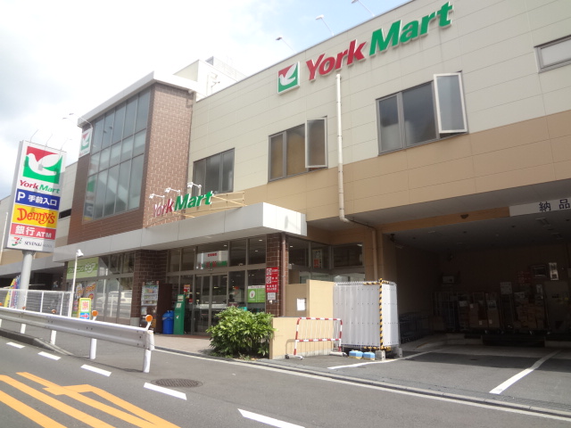 Supermarket. York Mart Myorenji to the store (supermarket) 458m