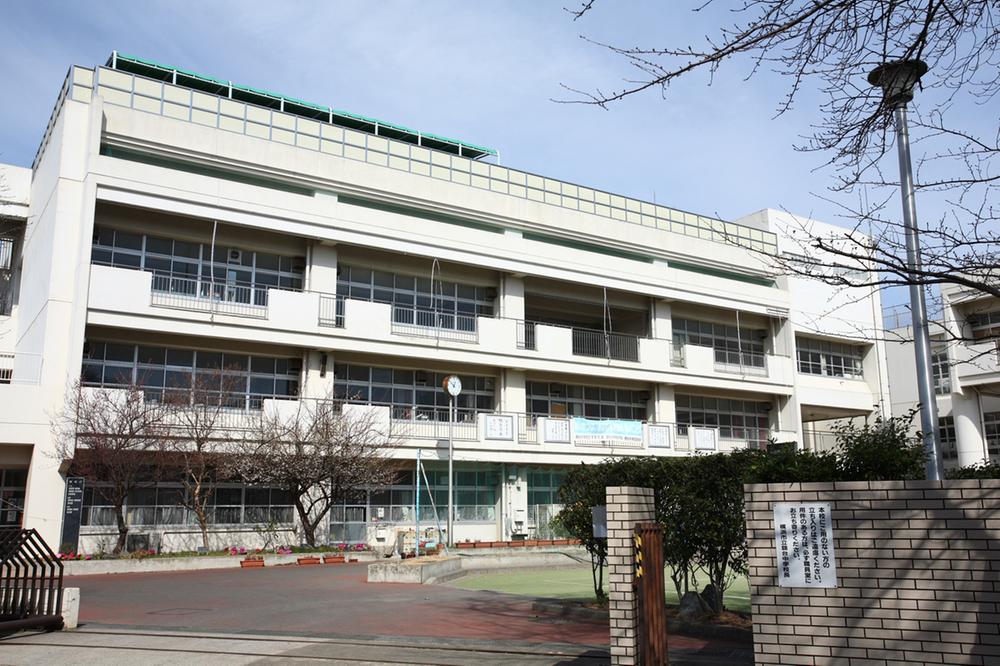 Junior high school. Nishikidai until junior high school 720m