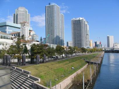 park. 750m until the port side park (park)