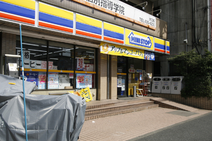Convenience store. MINISTOP large cove-cho store (convenience store) 120m to