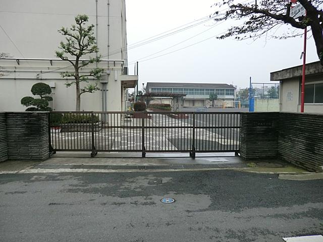 Primary school. 100m school distance is also close to Yokohama Municipal Nakamaru Elementary School, It is safe for families with children of elementary school students come.