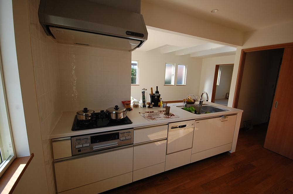 Same specifications photo (kitchen). Same specifications Counter kitchen was also equipped with a dishwasher.  The top is also an open kitchen in the open. 
