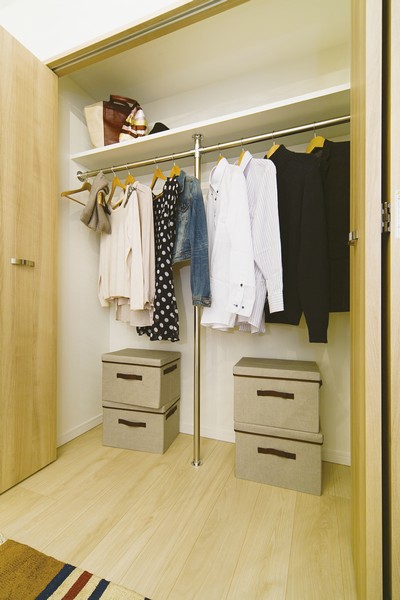 Large, which is provided to Western-style (1) The "closet"