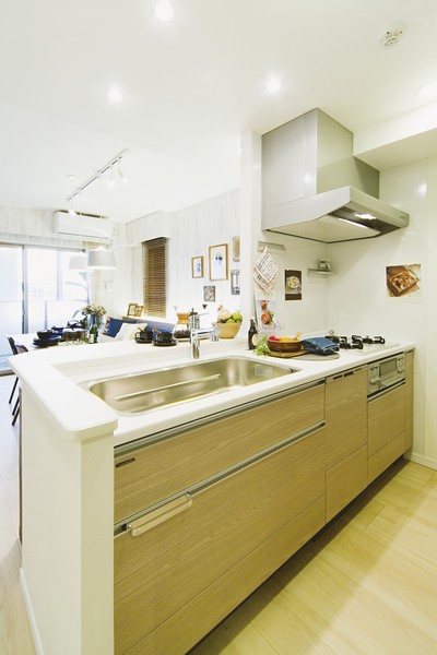 Open type of bright kitchen. Equipped with excellent heat resistance "Hyper glass coat stove"