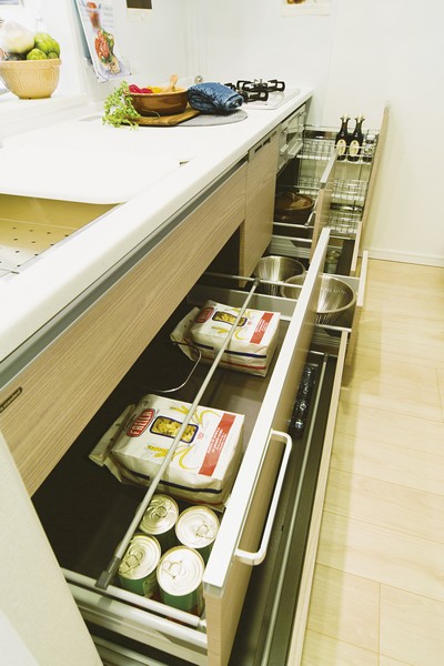 Adopt a "slide storage," which is likely to take out such as pan and tableware that was closed in the back in the kitchen
