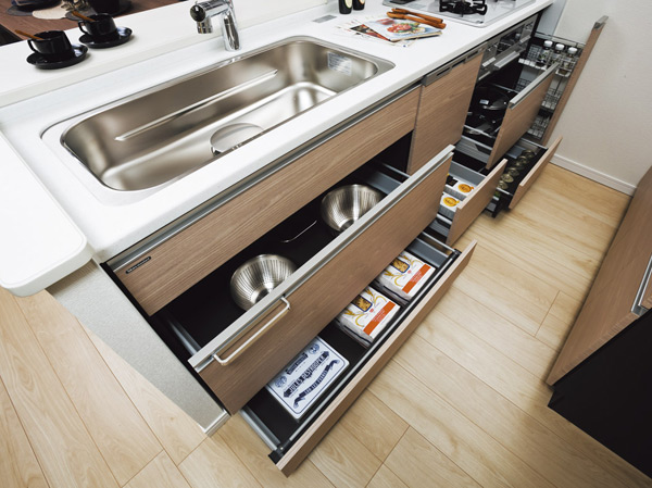 Kitchen.  [Bull motion function with slide storage] From the largest, such as a pot to small items such as seasoning, You can tidy. In addition to be taken out easily slide type thing which closed in the back, Gently closed with Bull motion function.