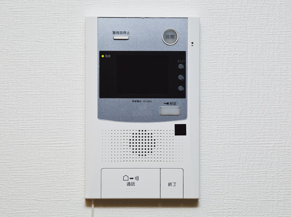 Security.  [Peace of mind ・ Convenient with color monitor intercom] The visitors firmly can see in color monitor "intercom with color monitor". Because the color monitor, Image is easy to see, Confirmation of a suspicious person is also easy. (Same specifications)