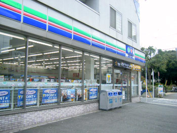 Convenience store. Three F Yokohama central market store up (convenience store) 150m