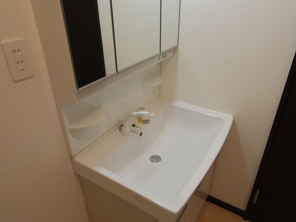 Wash basin, toilet. Indoor (12 May 2013) shooting shower water washing