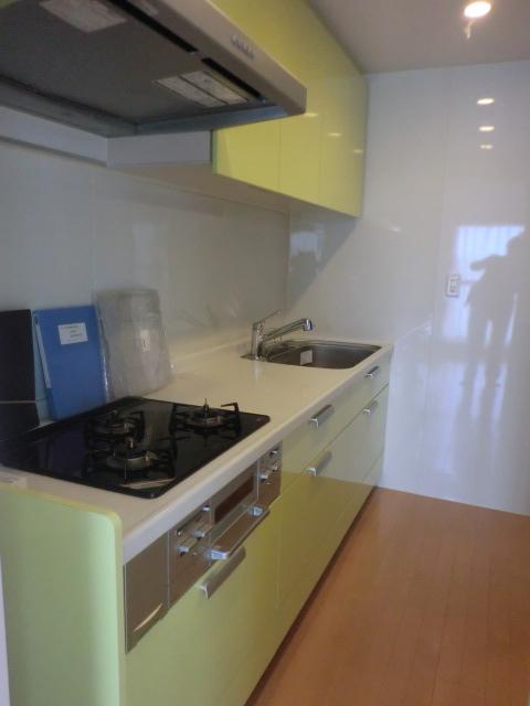 Kitchen. Stand-alone kitchen, Likely to be cooking fun with bright pastel colors! (April 2013 shooting)