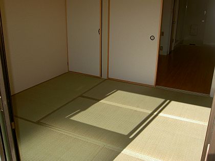 Living and room. Bright Japanese-style room facing the balcony!