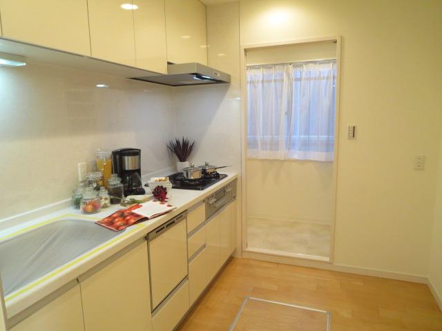 Kitchen. Indoor (11 May 2013) Shooting