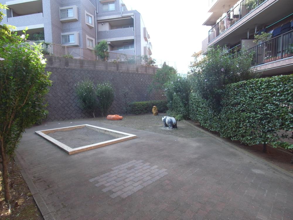 Other common areas. On-site play lot