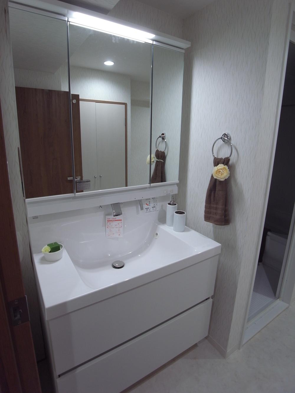 Wash basin, toilet. Room (August 2013) Shooting
