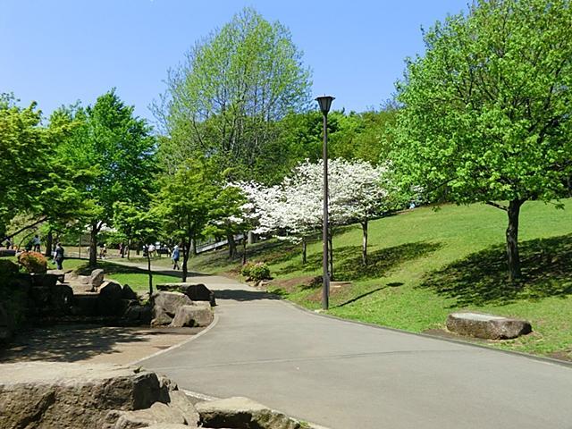 park. Is children and pet and play Omoikkiri enjoy park holiday at about 550m (7 minutes) lush large park to Kishinekoen.