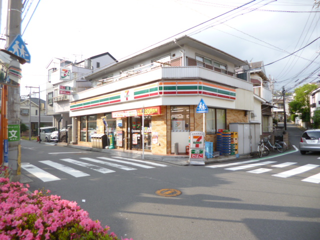 Convenience store. Seven-Eleven Yokohama Shirahatamukai the town store (convenience store) to 380m